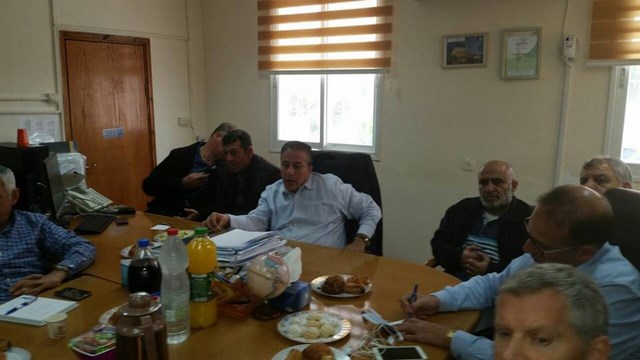 جلسة عمل في مكتب رئيس البلدية عادل بدير ومدراء المدارس مع السلطه الوطنية للامان على الطرق .